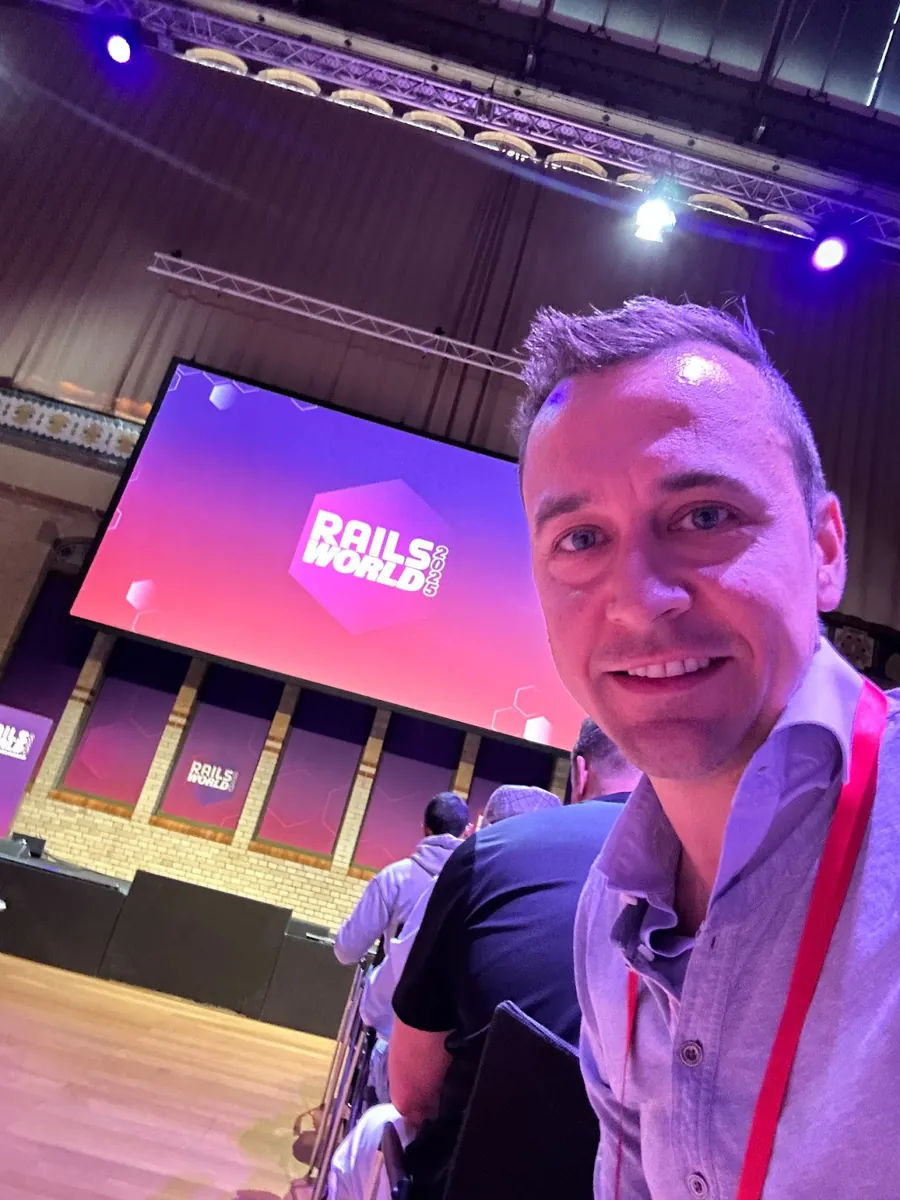 DI Norbert Egger vor der Bühne der Rails World
