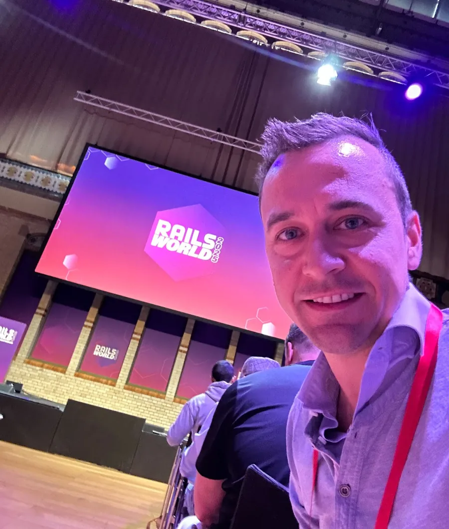 DI Norbert Egger vor der Bühne der Rails World