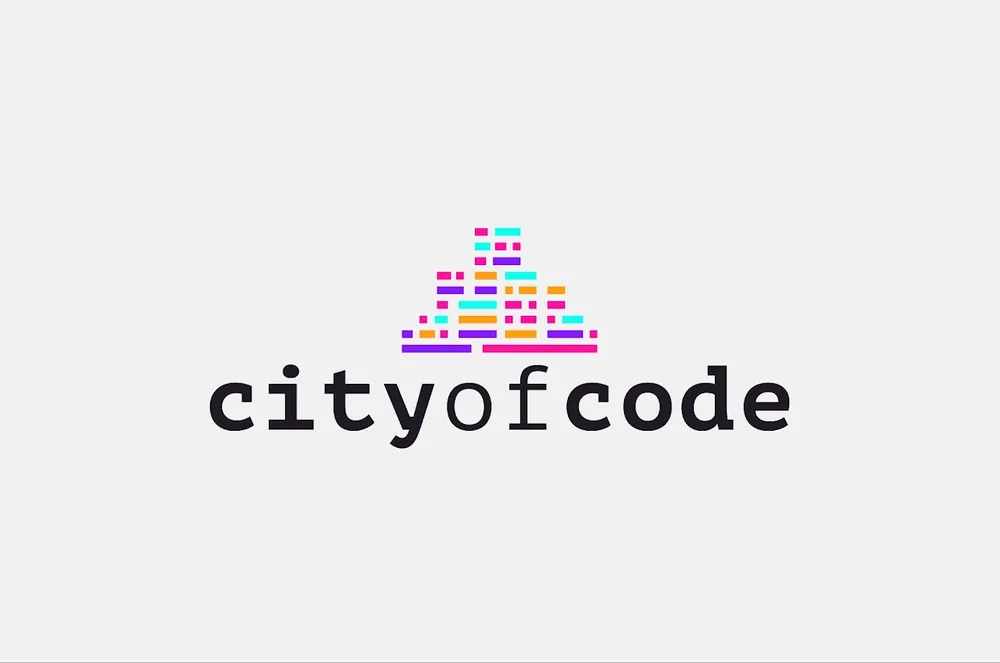 City of Code Wortmarke mit bunter Pixel-Skyline auf hellem Grund