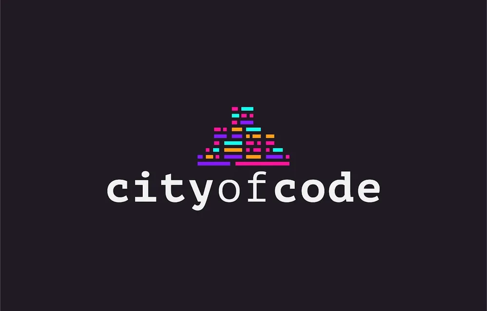 City of Code Wortmarke mit bunter Pixel-Skyline auf dunklem Grund